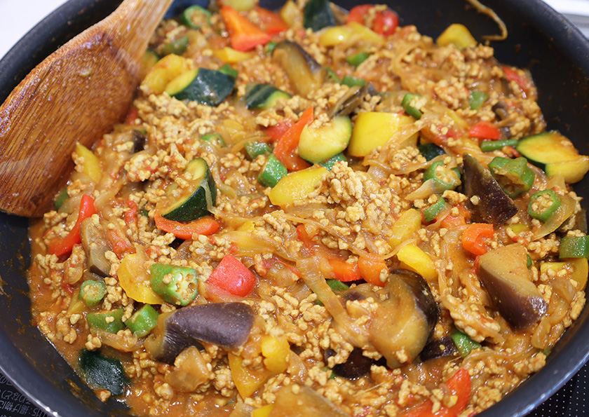 夏野菜のキーマカレーのアップ画像