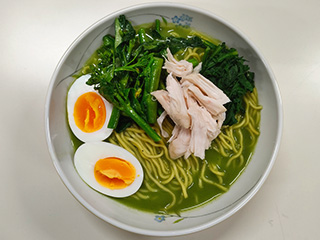 抹茶の鶏白湯ラーメン